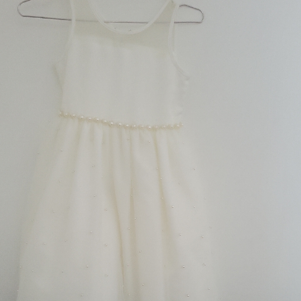 Elegant White Formal Dress with Timeless Appeal